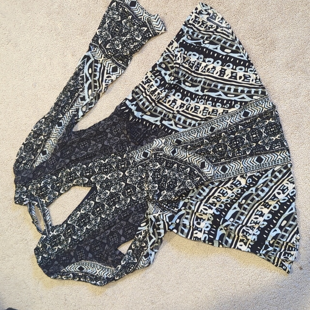Free people keyhole dress with bell sleeves and pockets! Side zipper. Size 6